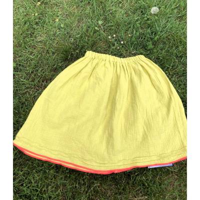 Musselin-Rock in Gelb mit Biesen und einem neon-pinkem Rand Gr. 146