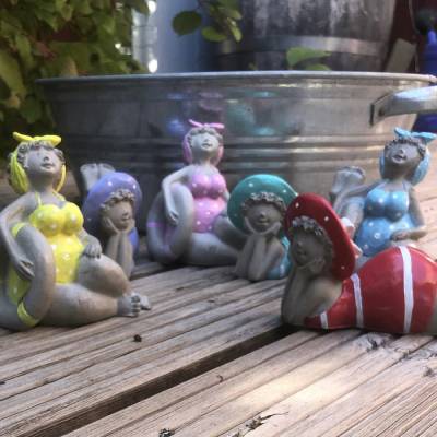 1 Badedame aus Beton – zur Auswahl sitzend oder liegend - Handgemachte Gartenfigur in Wunschfarbe oder Grau