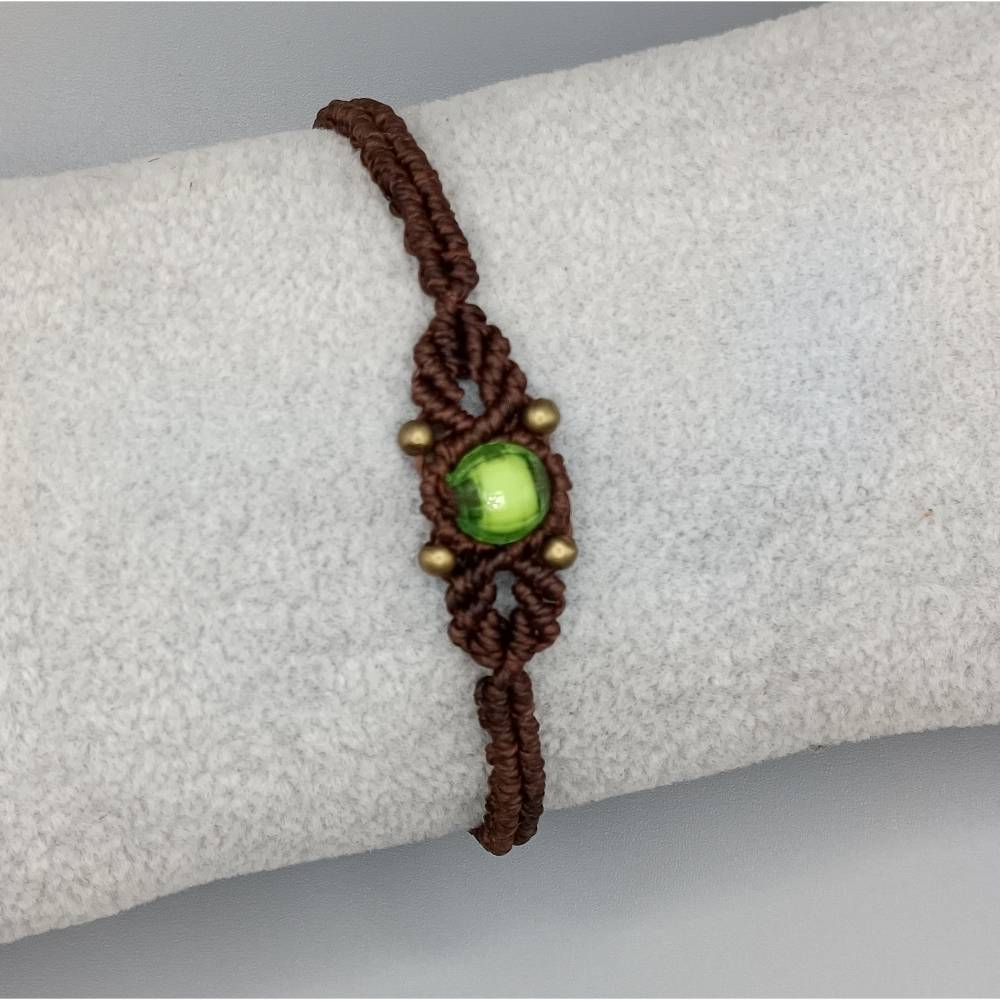 zierliches Makramee Armband in dunkelbraun mit einer grünen Acrylperle und bronzefarbenen Metallperlen Bild 2