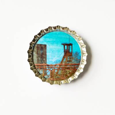 Kronkorken-Magnet mit Zeche Zollverein Motiv – Fotografie eines Klinik-Durchgangs, handgemacht & upcycling
