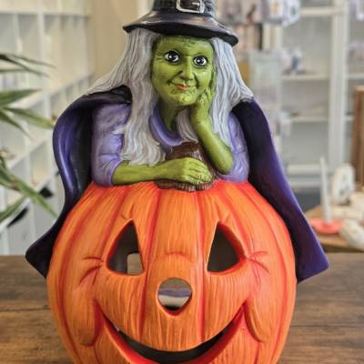 Hexe und Halloweenkürbis - Dekofigur - Halloween - Keramik - Teelicht oder Lichterkette