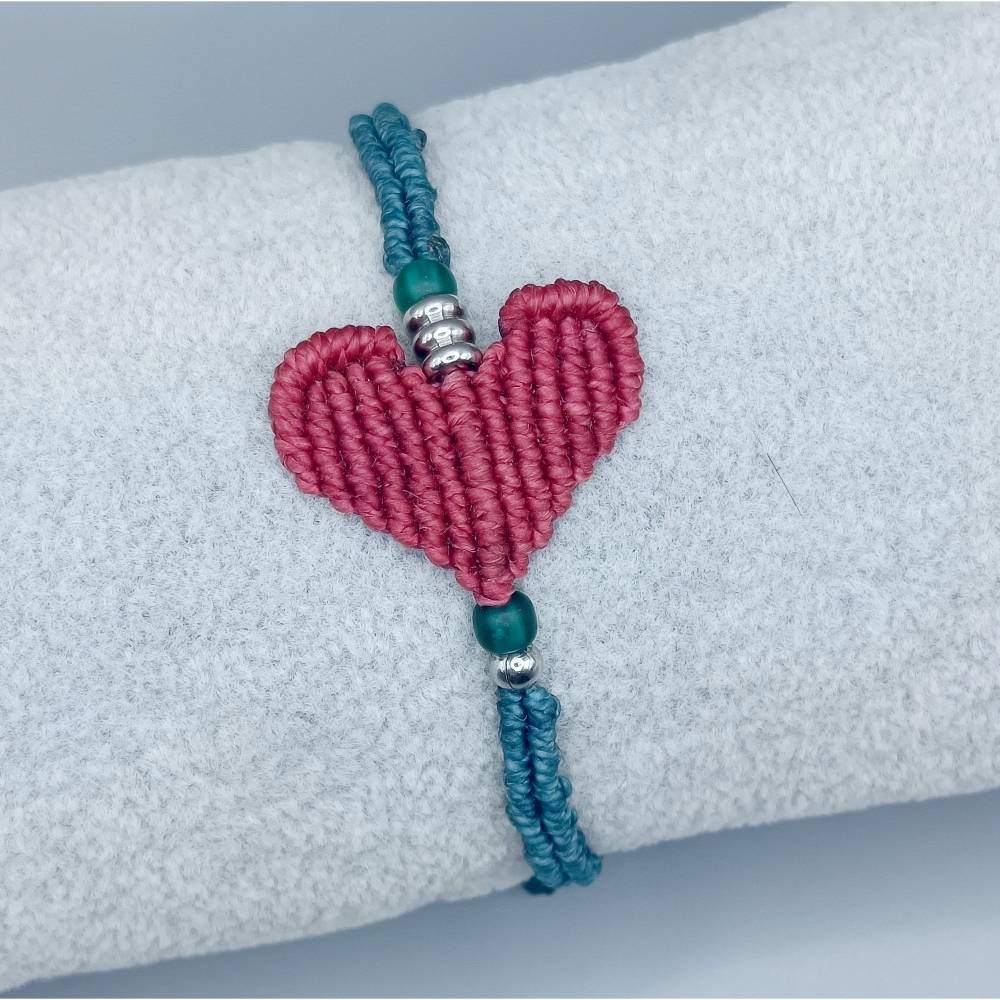 schlichtes Makramee Armband mit einem Herz in der Farbe beere und einem Trägerband in petrol Bild 1