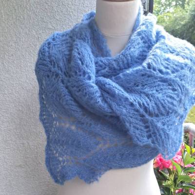 Strickschal in blau handgestrickt aus Alpaka und Seide – Langer Laceschal mit Ajourmuster