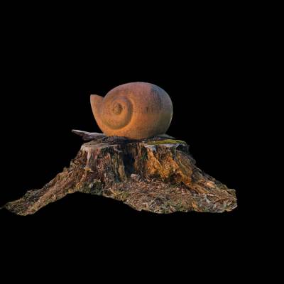 „Schneckenruhe – Terrakottafigur auf Baumstumpf als digitaler Fotodownload“