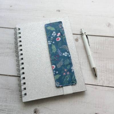 Handgemachter Stiftehalter aus Stoff für A5-Notizbücher - Blumenmotiv 14