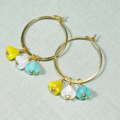 Creolen AUFGEBLÜHT – Vergoldete Creolen mit Glasblüten in Türkis, Weiß & Gelb | Handgemachter Blumenschmuck (2479)