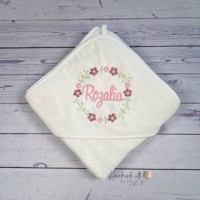 Kapuzenhandtuch mit Blumenkranz personalisiert I Baby Handtuch mit Namen bestickt I Geschenk zur Geburt I Taufgeschenk