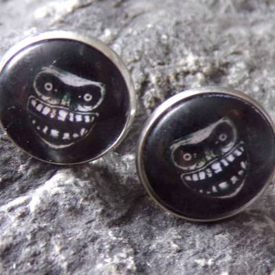 Fratze Monster Glas Cabochon Ohrstecker Edelstahl rund 16 mm – Schmuck Unikat