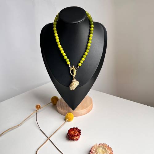 Handgefertigte Halskette mit Olivinperlen und großem Muschelanhänger – Naturschmuck im Sommerstil – Geschenk für Strandl