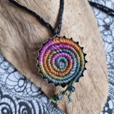 Textilschmuck, Kronkorken trifft Wollspirale, extravaganter Upcyclingschmuck