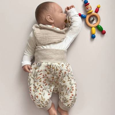 Handgenähtes Musselin-Babyset BLUMEN ab Gr. 56 – Pumphose & Halstuch von zimtblüte