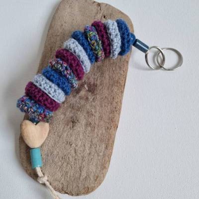 Schlüsselanhänger in Wurm oder Raupenform mit Herz