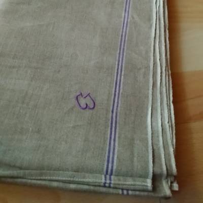 Mangeltuch grau mit drei weißen und zwei lilafarbenen Streifen Vintage aus den 1950er oder 1960er Jahren