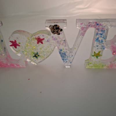 Resin-Schriftzug „Love“ mit Farbverlauf – Handgemachtes Unikat Einzigartig 