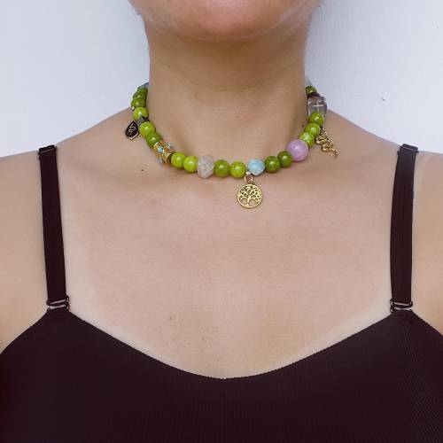 Handgemachte Edelsteinkette in Apfelgrün mit Naturperlen & Vintage-Charms · Boho Halskette im Waldstil · Geschenk für Fr