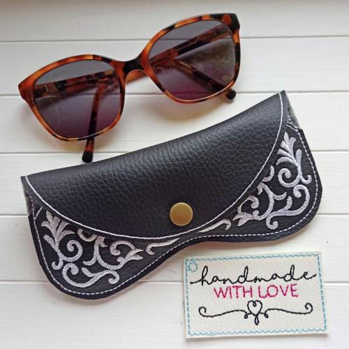 Brillenetui bestickt aus Kunstleder in Schwarz-Weiß, Handarbeit – Etui für Sonnenbrille & Lesebrille, Aufbewahrung, Geschenkidee