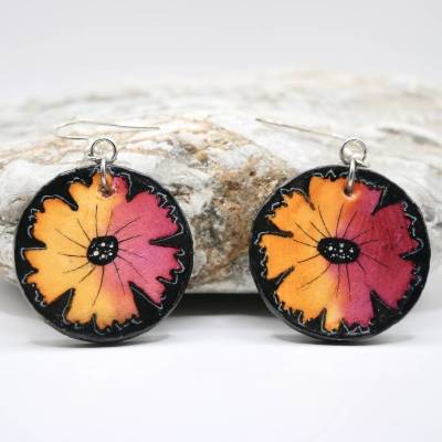 Handbemalte Aquarell Blüten-Ohrringe aus Holz & Silber – Magenta-Orange, Unikat, superleicht, 3cm