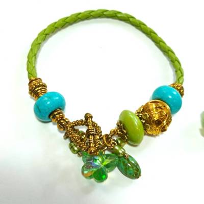 Armband aqua blau türkis handgemacht mit funkelndem Schmetterling, grün & goldfarben