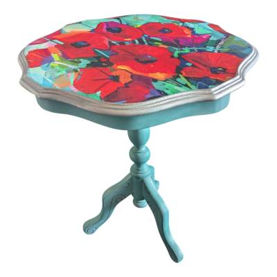 Upcycling Beistelltisch mit Mohnblumen Decoupage. Kreidefarbe in Türkis mit roten und silbernen Akzenten.