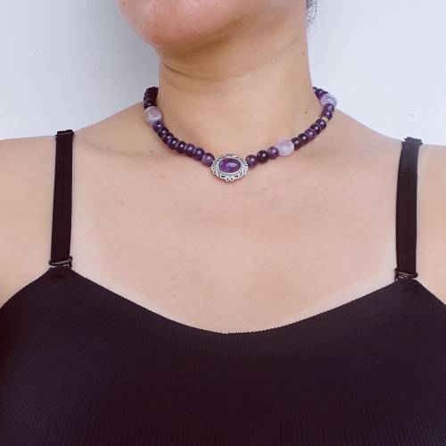 Große natürliche violette handgefertigte Perlenkette | Strukturierte Amethystperlen | Vintage-Silberanhänger | Spirituel