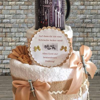 Lustiges Geschenk zur bestandenen Prüfung für Männer – Tasse mit witzigem Spruch & Handtuchtorte