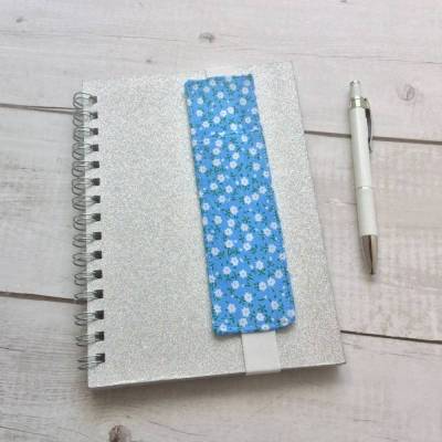Handgemachter Stiftehalter aus Stoff für A5-Notizbücher - Blumenmotiv 24
