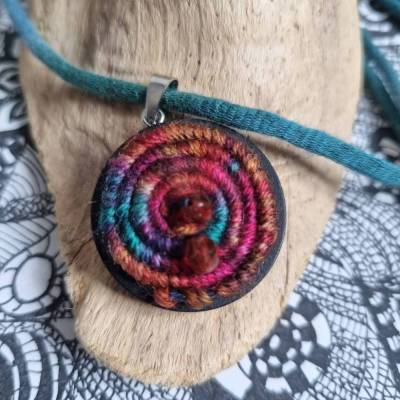 Kette mit -gehäkelter Wollspirale und Perlen- als Anhänger