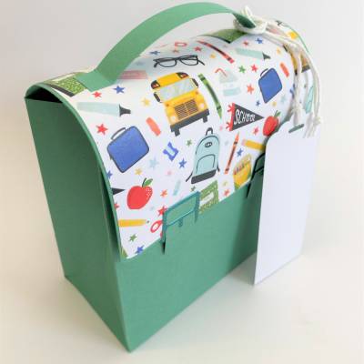 Handgefertigte Schultasche aus grünem Karton – Geschenkbox zur Einschulung 14,5 × 16 × 7,5 cm