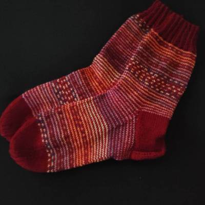 Fein geringelte handgestrickte Socken Gr.40/41