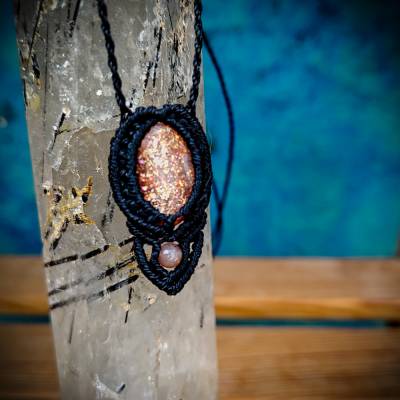 "Sonnenglück" - Filigrane Sonnenstein-Kette mit schwarzem Makramee