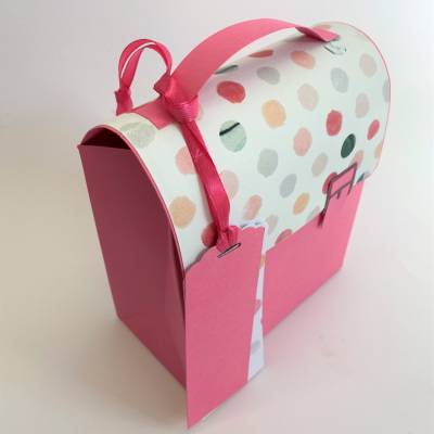 Handgefertigter Schulranzen aus Karton, rosa Punkte – Geschenkbox zur Einschulung 14,5 × 16 × 7,5 cm