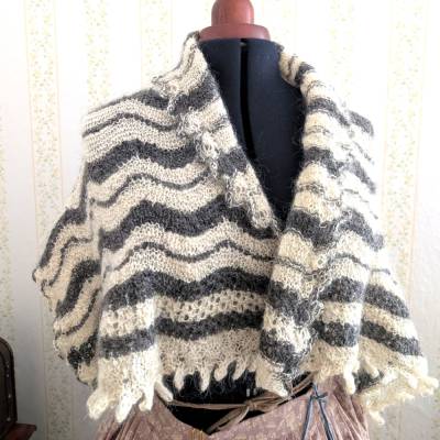 Handgestricktes Schultertuch aus Wolle mit Lochmuster und Streifen – Stola Outlander Stil