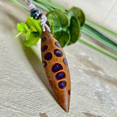 Mystic Seed – Handgefertigter Banksiazapfen-Anhänger mit lila Schimmer