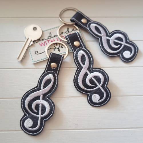 Notenschlüssel Schlüsselanhänger aus Kunstleder – Gestickter Violinschlüssel – Geschenk für Musiker