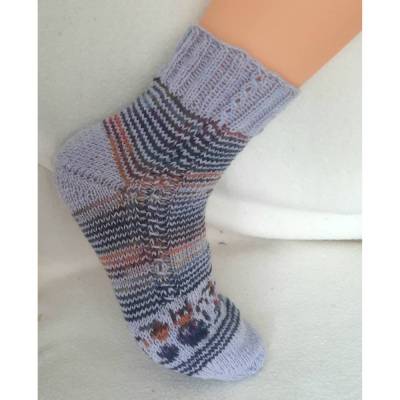 Handgestrickte Socken für Katzenfreunde Größe 42-43 aus Opal Sockenwolle, Hellgrau Bunt, Unikat & Geschenkidee