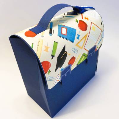 Handgefertigt Schultasche aus Karton, blau Bilder – Handgemachte Geschenkverpackung zur Einschulung (14,5 x 16 x 7,5 cm)