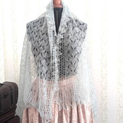 Handgestricktes Schultertuch aus feiner Wolle – zartes Tuch 140 cm x 70 cm, hellgrau
