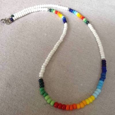 Sommerliche Regenbogenkette mit Rocailles und Edelstahlperlen – Farbenfroher Halsschmuck