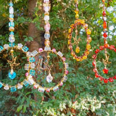 Handgemachter Suncatcher Schwalbe – Pastell Sonnenfänger & Fensterdeko als Geschenkidee