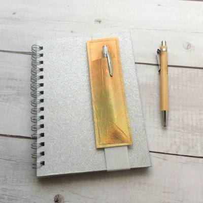 Handgemachter Stiftehalter aus Stoff für A5-Notizbücher - Gold
