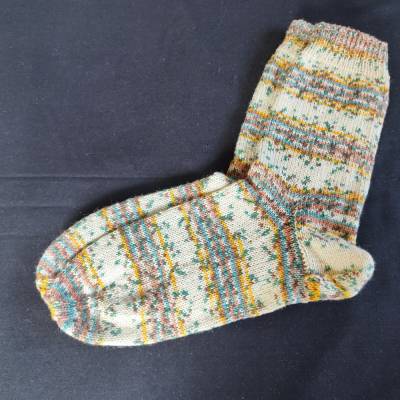 Handgestrickte Socken Gr.44/45 in Beige mit Ringeln in Gelb/Hellblau/Hellblau und grünen Tupfen