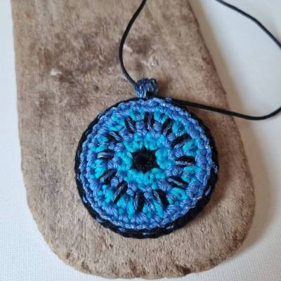 Gute Laune Kette mit einem bunten Häkelmandala
