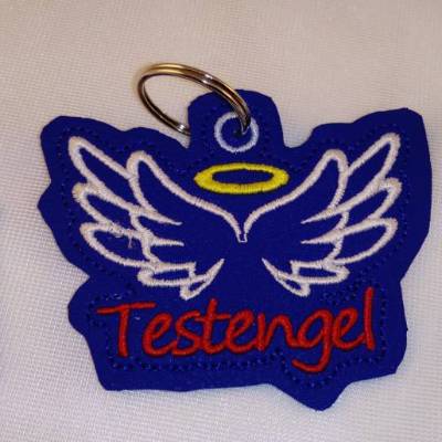 Testengel Schlüsselanhänger aus besticktem Kunstleder – personalisierbar & handgemacht – Geschenkidee