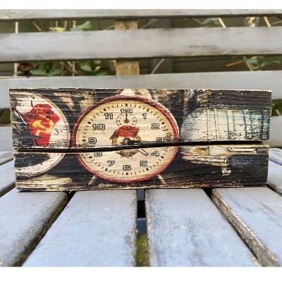 Holzbild aus Altholz – Upcycling mit Fotomotiv russische Vintage-Wecker & Spielzeugauto – Retro Wanddeko – Handgemacht