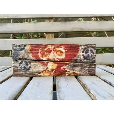 Graffiti Holzbild – Upcycling aus Altholz – Portrait mit großer Brille & Peacezeichen – Streetart Wanddeko
