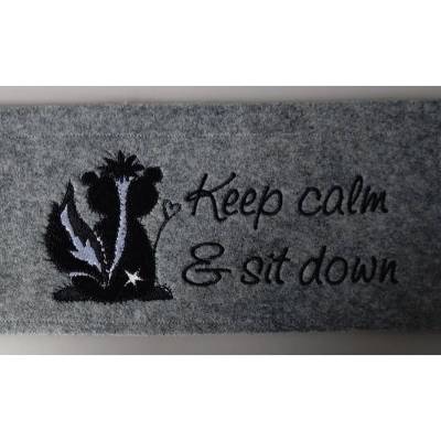 Keep Calm sit down – Lustiger Klorollenverstecker aus besticktem Kunstfilz, 48x12cm, Geschenkidee Bad