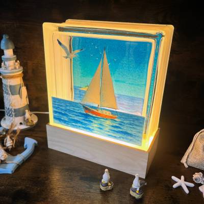 Beleuchtete Glasbaustein Lampe "Segelboot mit Möwe" mit Wunschtext