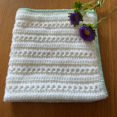 Puppendecke weiß mit hellgrün, gehäkelt, 46 cm x 42 cm, Decke für Puppen und Puppenwagen mit Muster