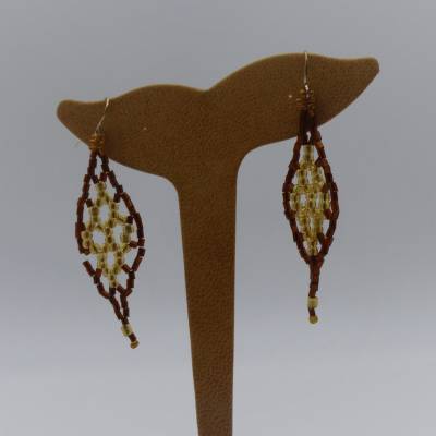 Ohrhänger Raute braun gold – handgefertigte Ohrringe aus Rocailles & Glasperlen, 8 cm