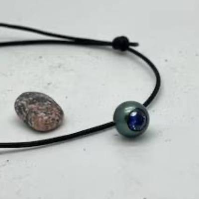 Lederkette mit Tahitiperle und Saphir